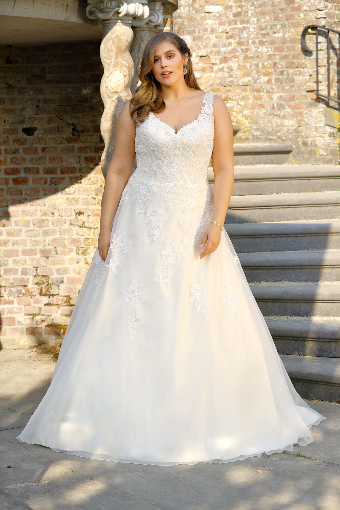 Brautkleider Hochzeitskleider Mode A Linie mit V Ausschnitt Ladybird grosse Grösse plus size Tatoo Spitze Rock mit Schleppe