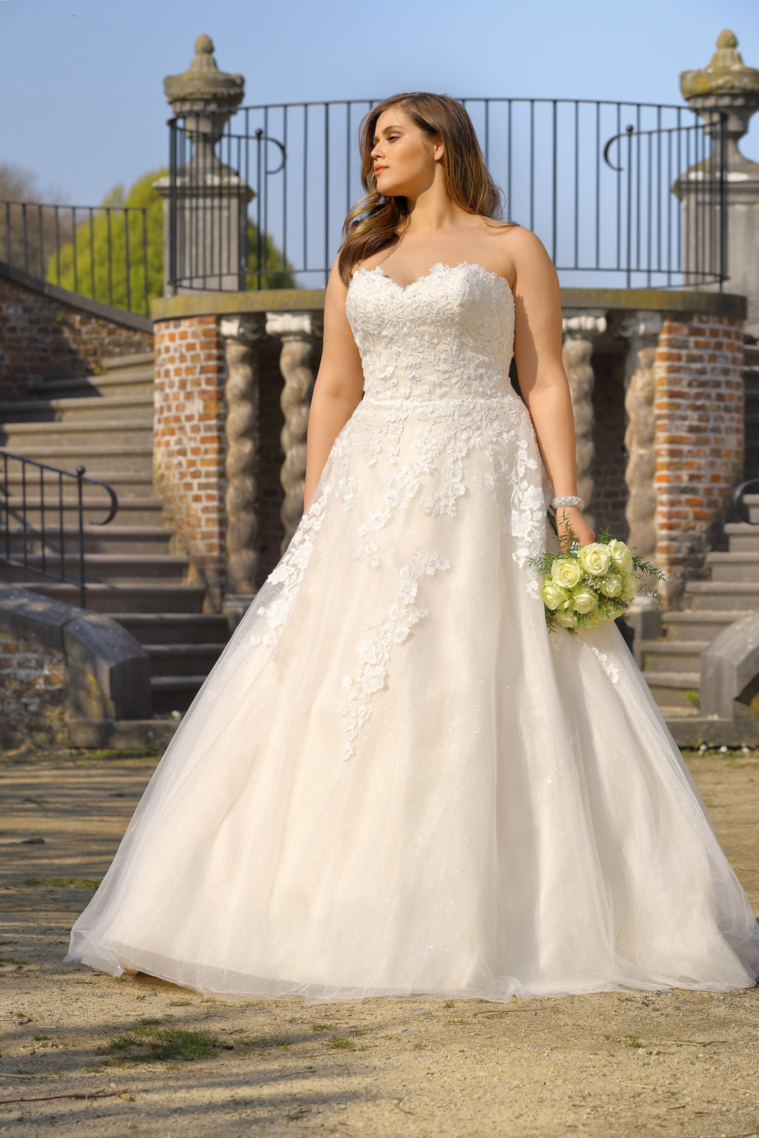 Brautkleider Hochzeitskleider Mode A Linie Ladybird Corsage trägerlos Spitze grosse Grösse plus size Rock mit Schleppe Ansicht vorne