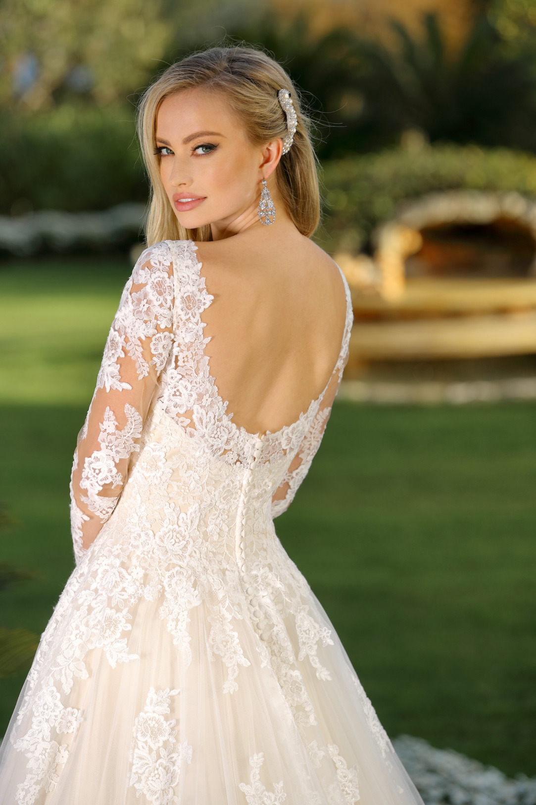 Brautkleid Hochzeitskleid im Prinzessinnen Stil von Ladybird Modell 421067 mit großem V Ausschnitt und langem Arm mit feinsten Spitzen Applikationen all over und weitem Tüll Rock Rückenansicht