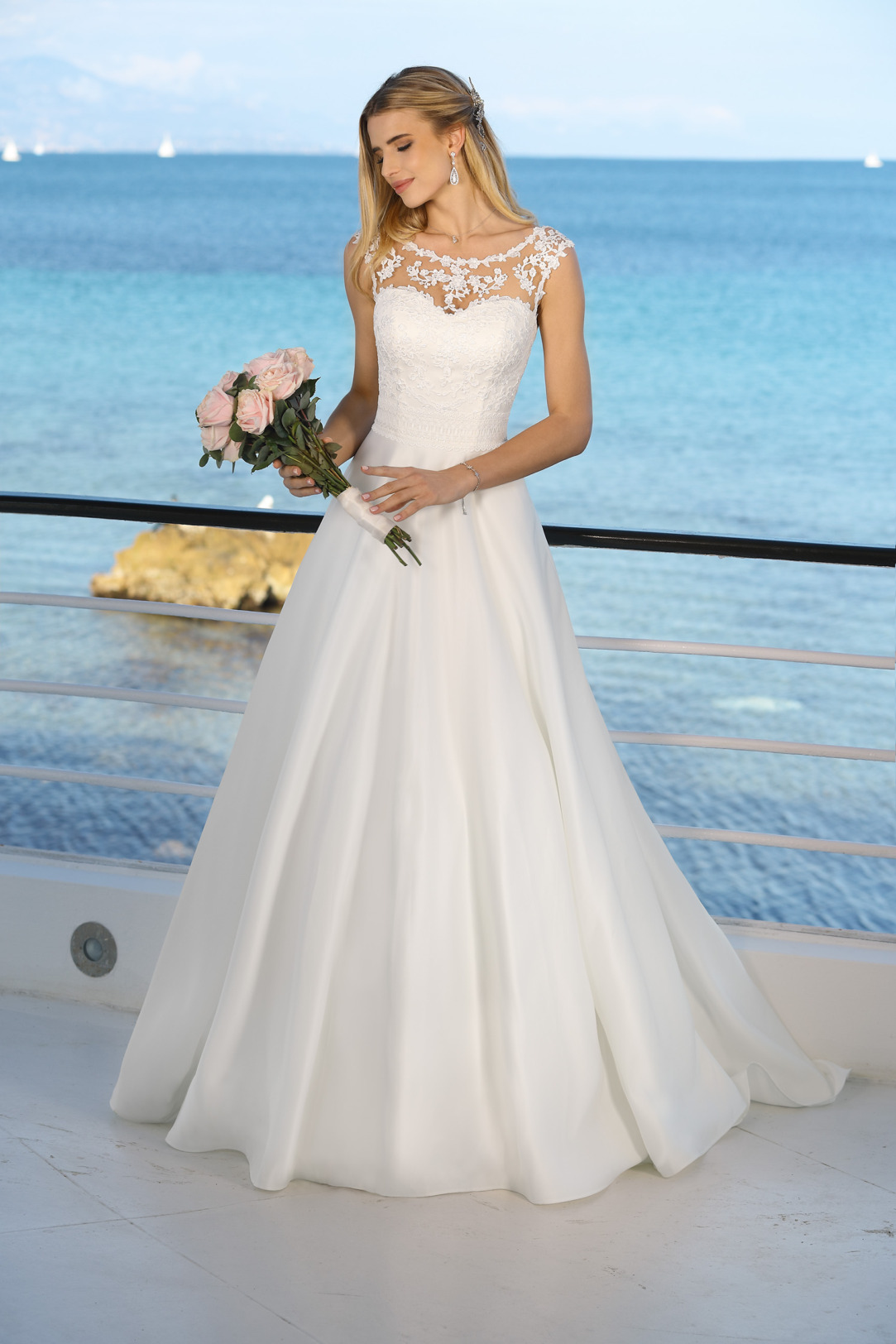 Brautkleid Hochzeitskleid in klassischer A Linie von Ladybird Modell 421080 mit dezenter Tattoo Spitze am Dekolltee in weitem Rock