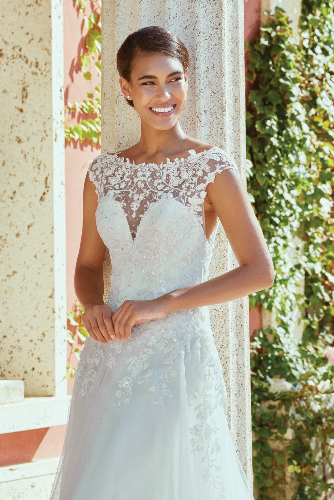 Brautkleider Hochzeitskleider von Sincerity by Justin Alexander Modell 44203 mit feinsten Spitzen Applikationen vom Oberteil abfließend und super leichtem Organza Rock Vorderansicht Detail