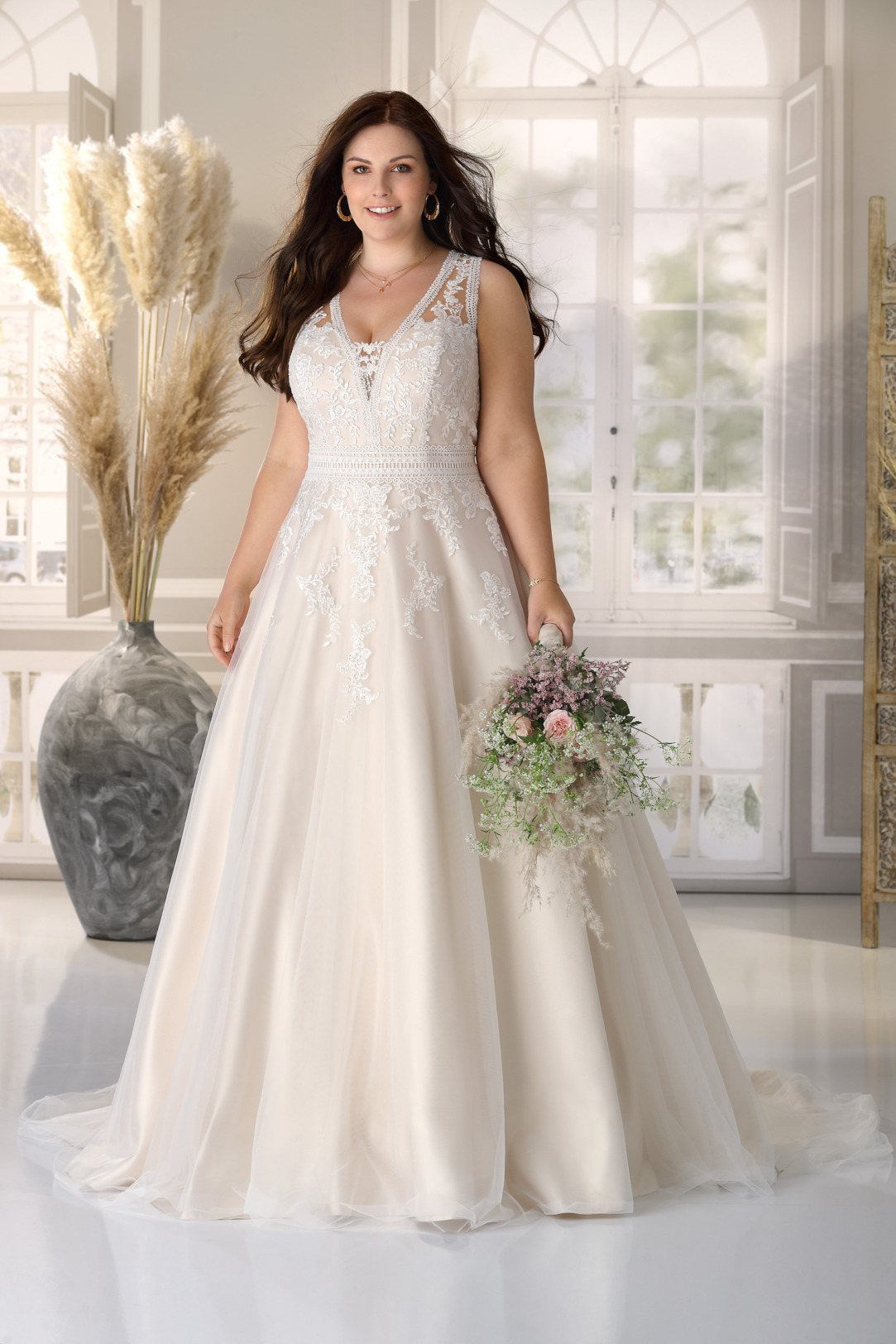 Brautkleid Hochzeitskleid in A Linie für curvy grosse Grössen von Ladybird Modell LS721004 mit V Ausschnitt und breiten Trägern Spitzen Applikationen das Kleid in der Farbe light rose gold
