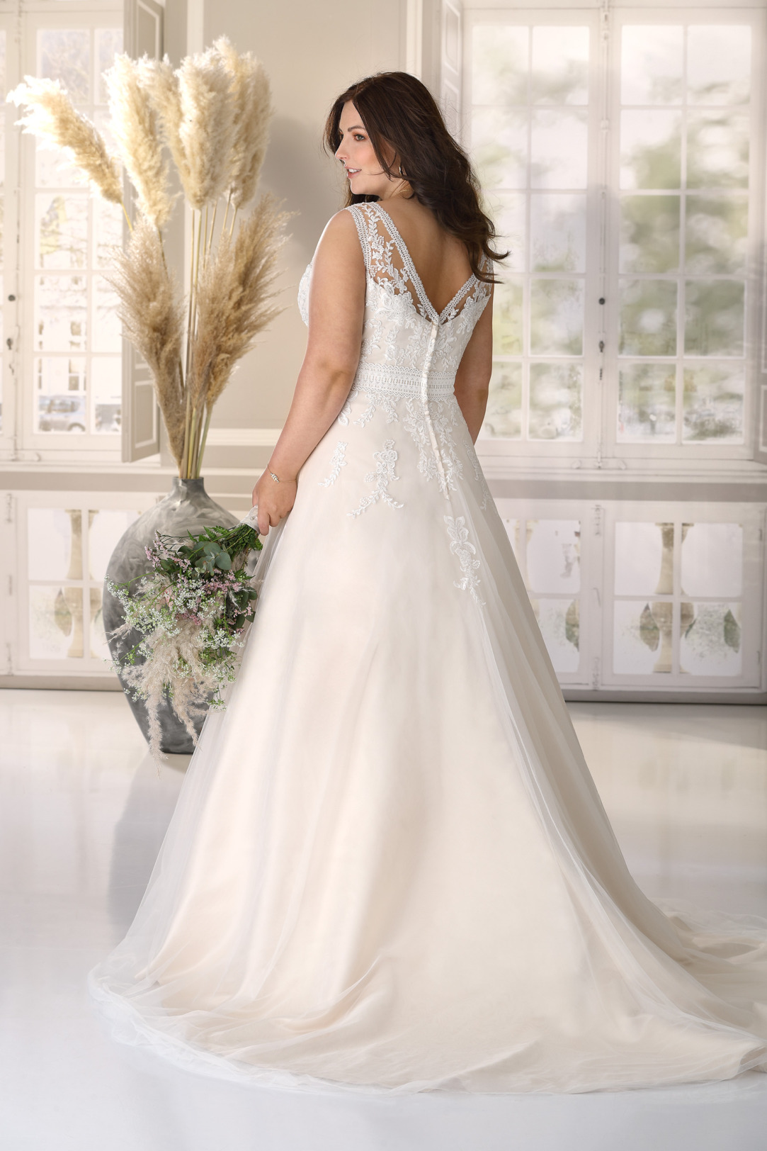Brautkleid Hochzeitskleid in A Linie für curvy grosse Grössen von Ladybird Modell LS721004 mit V Ausschnitt und breiten Trägern Spitzen Applikationen das Kleid in der Farbe light rose gold ebenfalls V Ausschnitt am Rücken