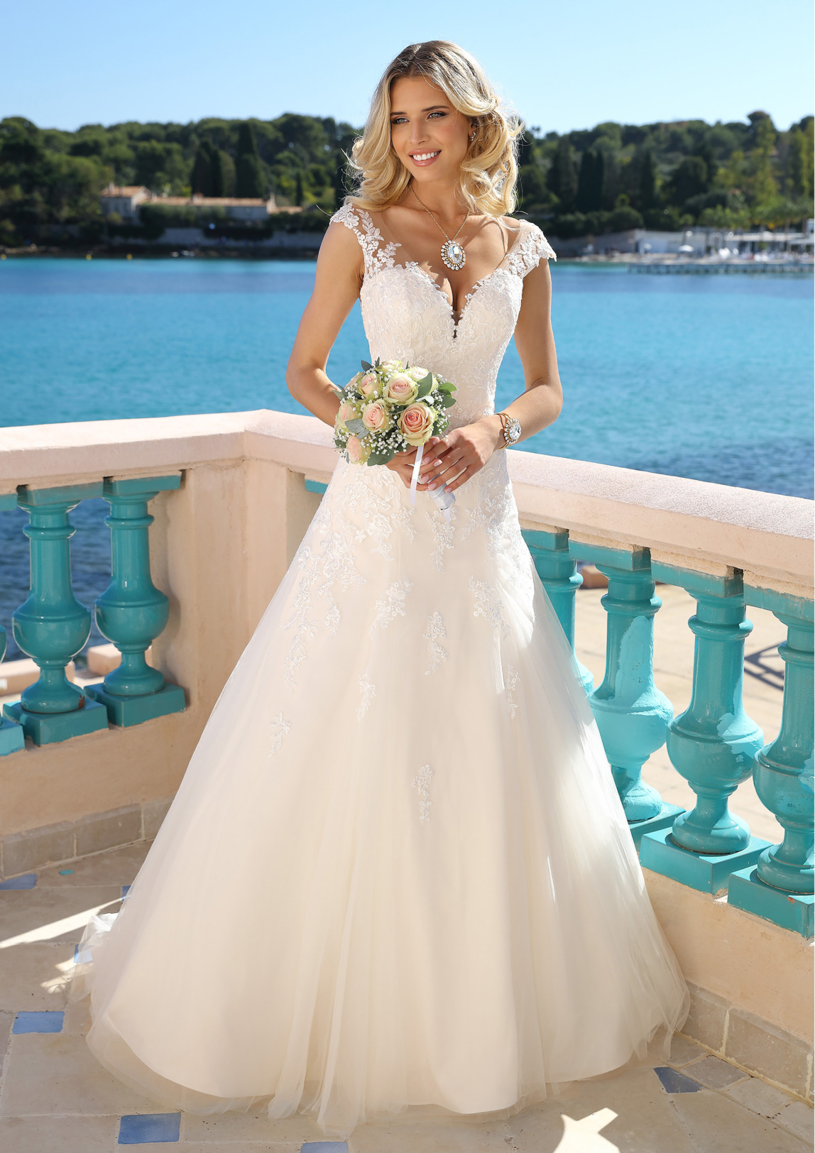 Hochzeitskleider Brautkleider im Fit and Flare Stil von Ladybird Modell 422009. Dieses Kleid zaubert ein wunderschönes Dekolleté durch den überschnittenen Armansatz. Feinste Spitzenapplikationen all over zieren dieses Modell Bild 3