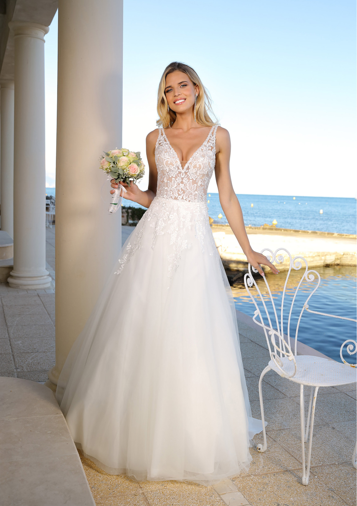 Brautkleider Hochzeitskleider in klassischer A Linie von Ladybird Modell 922005 dieses Kleid hat einen V-Ausschnitt mit breiten Trägern und wunderschöne Spitzenapplikationen sowie einen tiefen Rückenausschnitt Bild 2