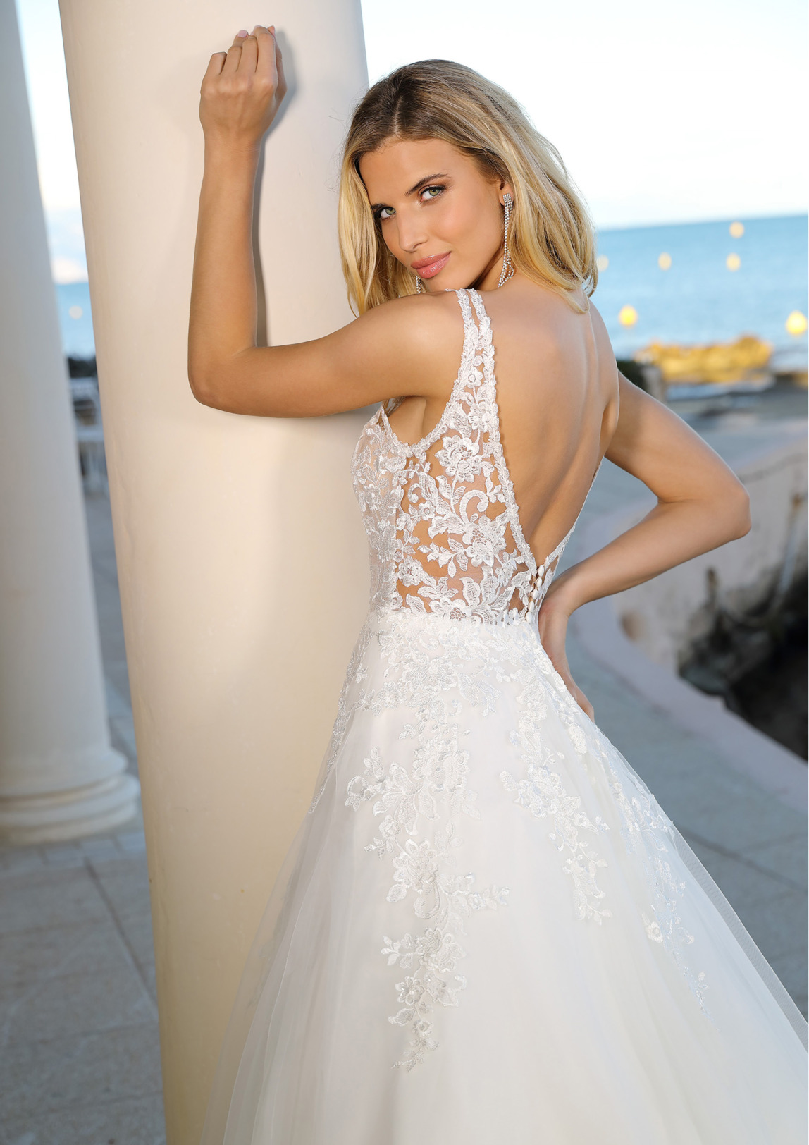 Brautkleider Hochzeitskleider in klassischer A Linie von Ladybird Modell 922005 dieses Kleid hat einen V-Ausschnitt mit breiten Trägern und wunderschöne Spitzenapplikationen sowie einen tiefen Rückenausschnitt Bild 1
