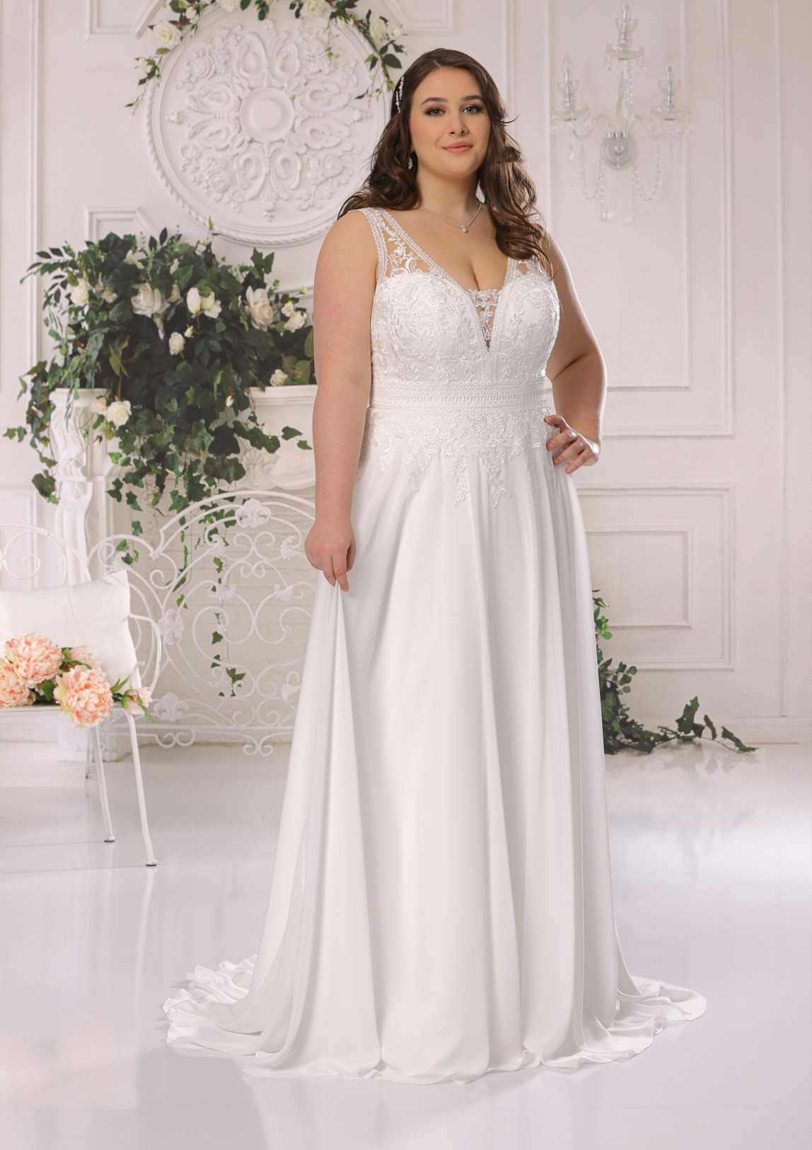 Brautkleid Hochzeitskleid in Boho Stil für curvy grosse Grössen von Ladybird Modell LS722010 mit V Ausschnitt und breiten Trägern Spitzen Applikationen Bild 3