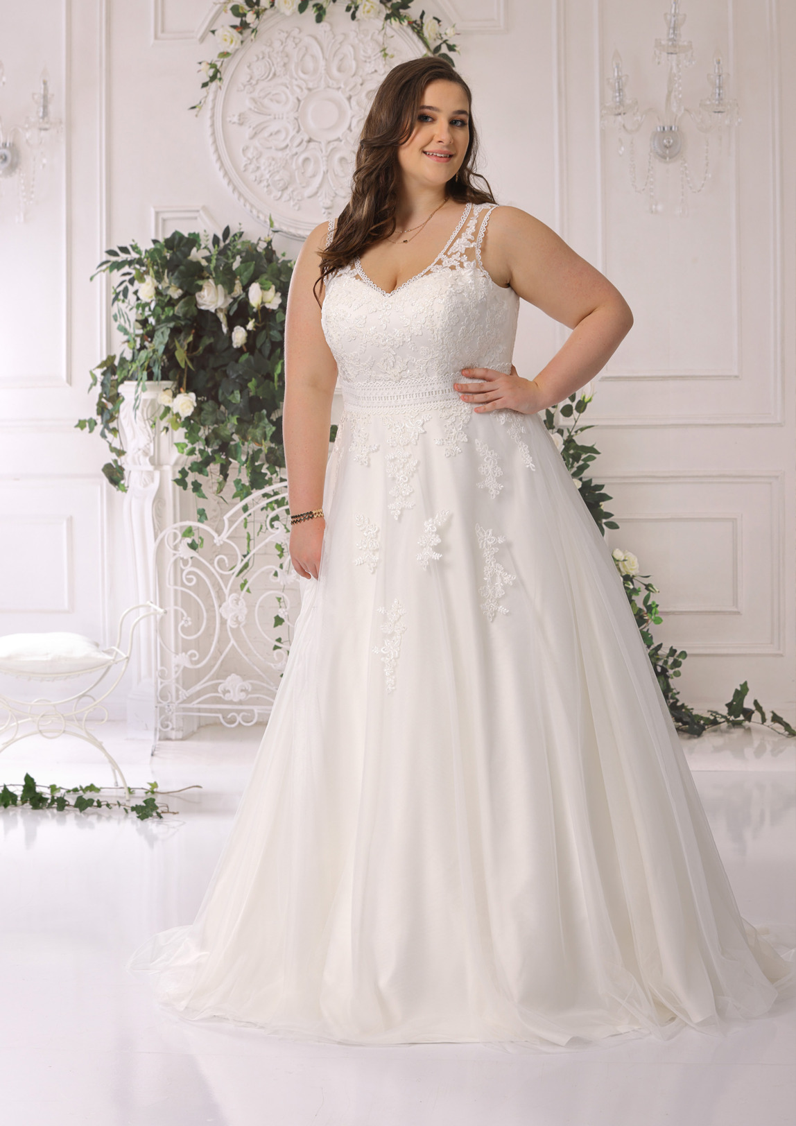 Brautkleid Hochzeitskleid in A Linie für curvy grosse Grössen von Ladybird Modell LS722012 mit V Ausschnitt und breiten Trägern Spitzen Applikationen Bild 3