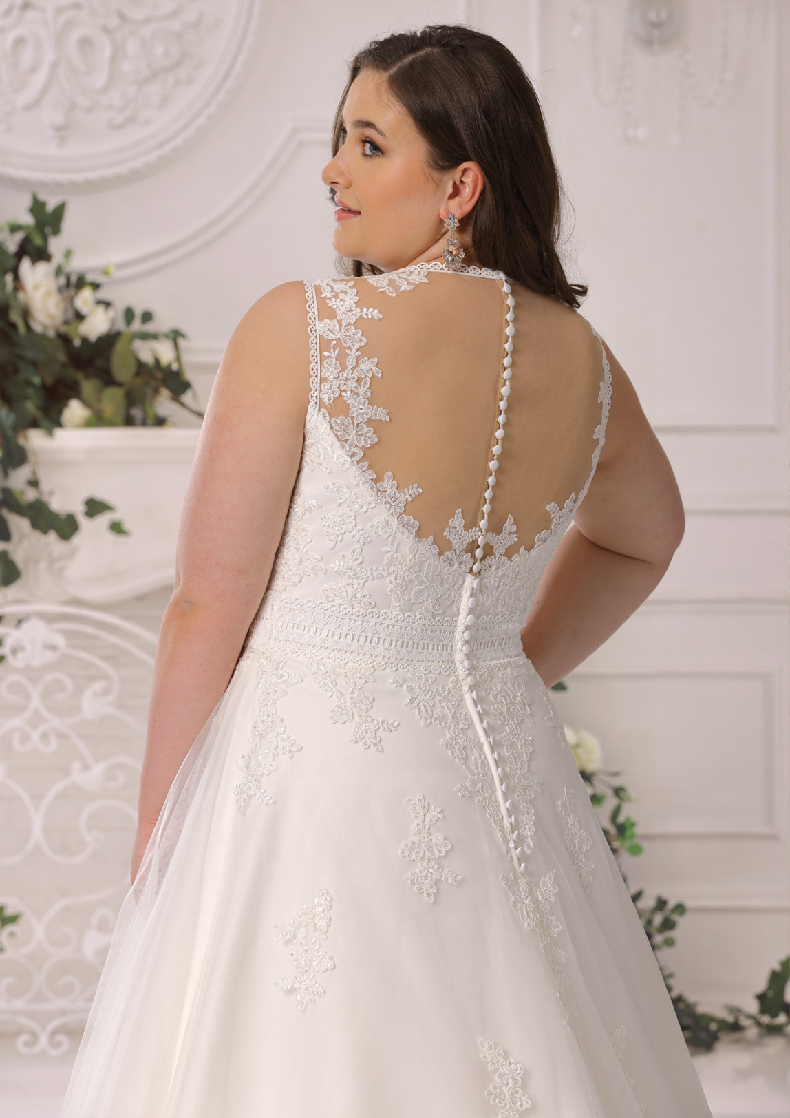 Brautkleid Hochzeitskleid in A Linie für curvy grosse Grössen von Ladybird Modell LS722012 mit V Ausschnitt und breiten Trägern Spitzen Applikationen Bild 2