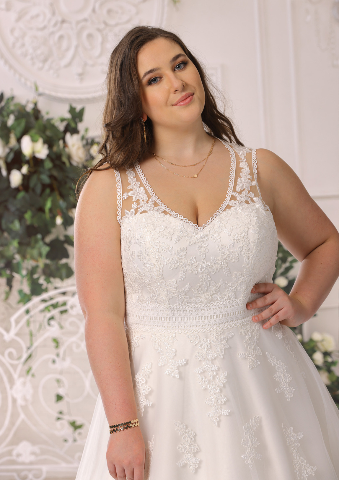 Brautkleid Hochzeitskleid in A Linie für curvy grosse Grössen von Ladybird Modell LS722012 mit V Ausschnitt und breiten Trägern Spitzen Applikationen Bild 1