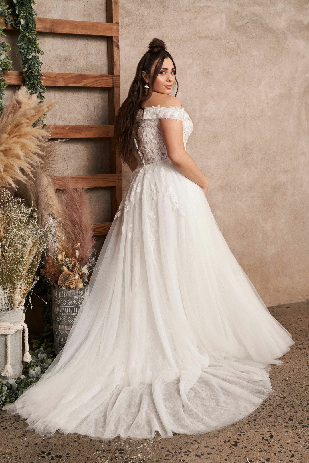 Hochzeitskleider Brautkleider im Prinzessinen Stil Modell 66196 für curvy Bräute das Dekoltee die abfließende Spitze am Rockansatz sorgt für die optimale Silhouette