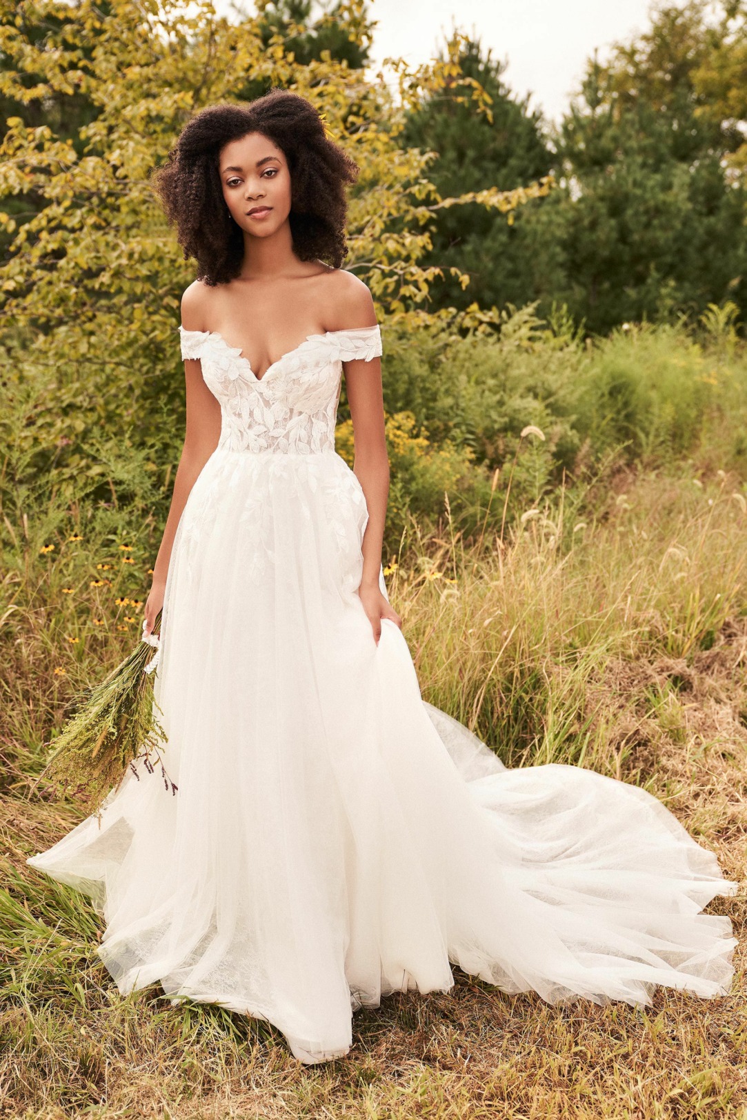 Hochzeitskleider Brautkleider im Vintage Stil Modell 66196 ein wunderschönes off-shoulder Kleid mit weicher Spitze und verspieltem mehrlagigem Tüllrock